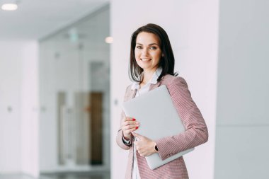 Kız koç iş laptop. Koç verimliliği ve iş.