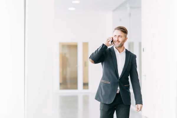 Επιχειρηματίας Καλεί Τηλέφωνο Του Γραφείου Και Πηγαίνει Εργαστεί Χαμόγελο Και — Φωτογραφία Αρχείου