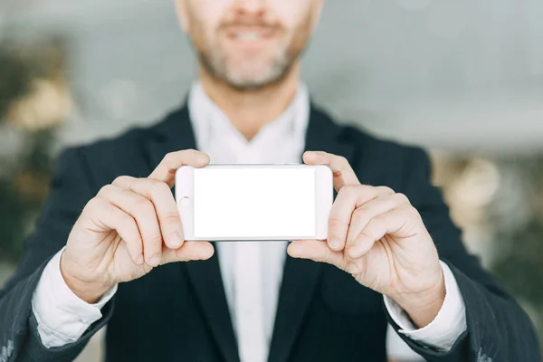 Telefone Mão Homem Negócios Com Uma Tela Branca Branco Para — Fotografia de Stock