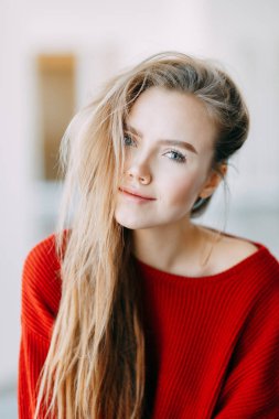 Güzel Rus kız kırmızı ceketli. Duygusal portre sevimli bir yüz ile.