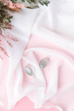 Boya tuval zemin üzerine boudoir elbiseli güzel genç gelin. Düğün trendleri ve fikirler 2019, bahar ilham. 