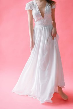 Boya tuval zemin üzerine boudoir elbiseli güzel genç gelin. Düğün trendleri ve fikirler 2019, bahar ilham. 