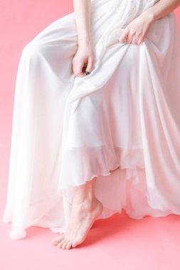 Boya tuval zemin üzerine boudoir elbiseli güzel genç gelin. Düğün trendleri ve fikirler 2019, bahar ilham. 