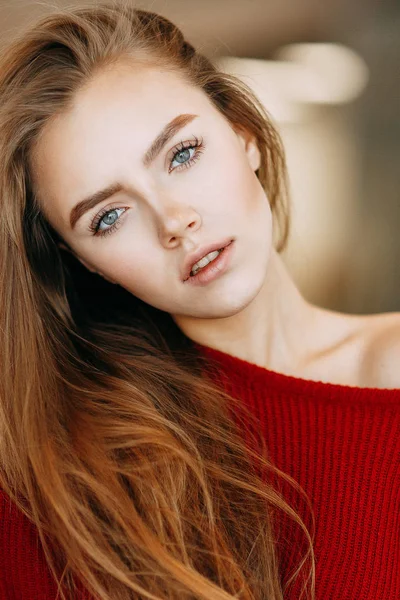穿着红色夹克的美丽的俄罗斯女孩 情感肖像与可爱的面孔 — 图库照片