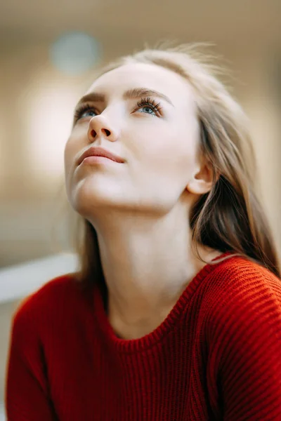 Menina Russa Bonita Uma Jaqueta Vermelha Retratos Emocionais Com Rosto — Fotografia de Stock