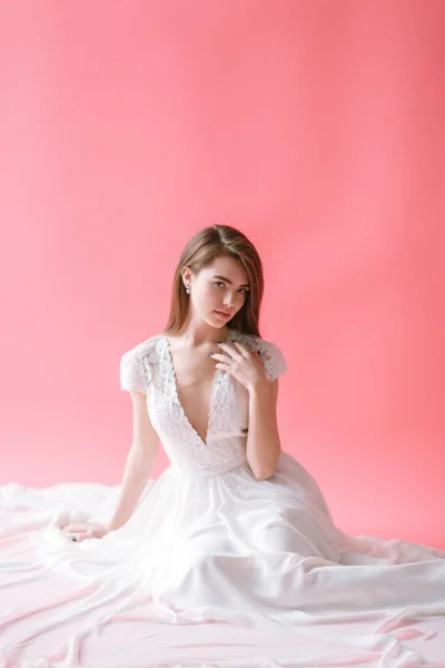 美丽的年轻新娘在布道尔礼服在帆布背景与油漆 婚礼趋势和创意 2019 春天的灵感 — 图库照片