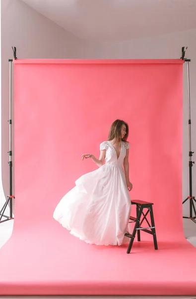 페인트와 캔버스 배경에 드레스에 트렌드와 아이디어 2019 — 스톡 사진