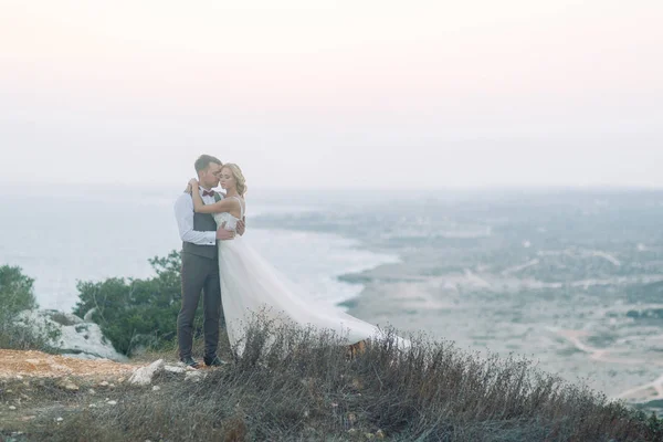 キプロスのビーチ夕日山で結婚 幸せなカップルと美しい景色 — ストック写真