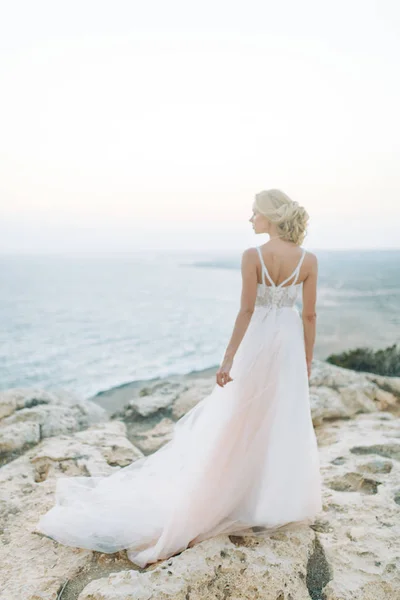 Boda Las Montañas Atardecer Playa Chipre Feliz Pareja Una Hermosa —  Fotos de Stock