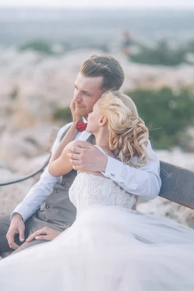 Matrimonio Montagna Tramonto Sulla Spiaggia Cipro Coppia Felice Una Bella — Foto Stock