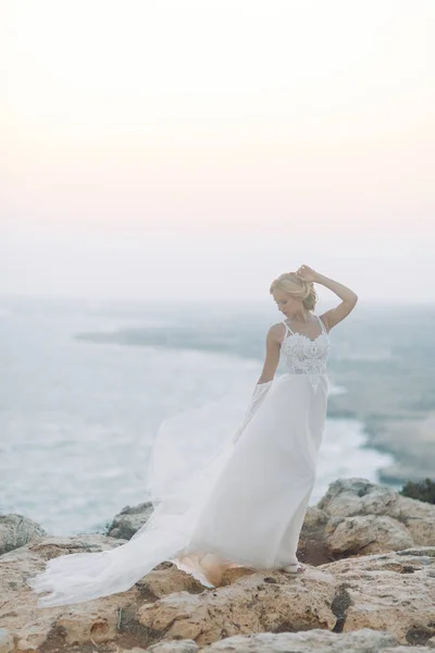 Wesele Górach Zachód Słońca Plaży Cypru Szczęśliwa Para Piękny Widok — Zdjęcie stockowe