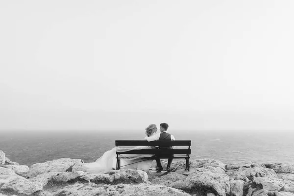 Matrimonio Montagna Tramonto Sulla Spiaggia Cipro Coppia Felice Una Bella — Foto Stock