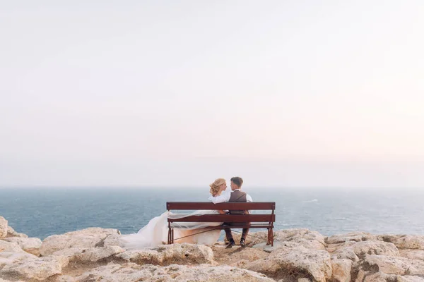 Wesele Górach Zachód Słońca Plaży Cypru Szczęśliwa Para Piękny Widok — Zdjęcie stockowe