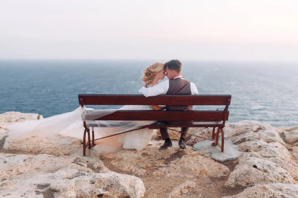 Bröllop Bergen Vid Solnedgången Stranden Cypern Det Lyckliga Paret Och — Stockfoto