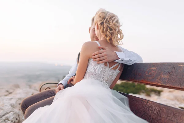 Esküvő Hegyekben Naplementekor Strandon Ciprusi Boldog Pár Gyönyörű Kilátás — Stock Fotó