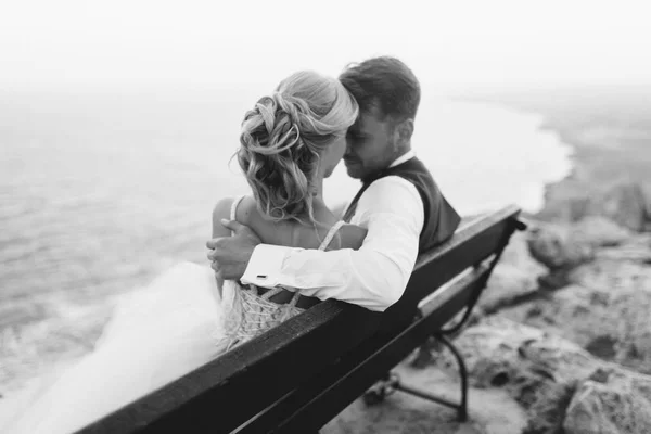 Bröllop Bergen Vid Solnedgången Stranden Cypern Det Lyckliga Paret Och — Stockfoto