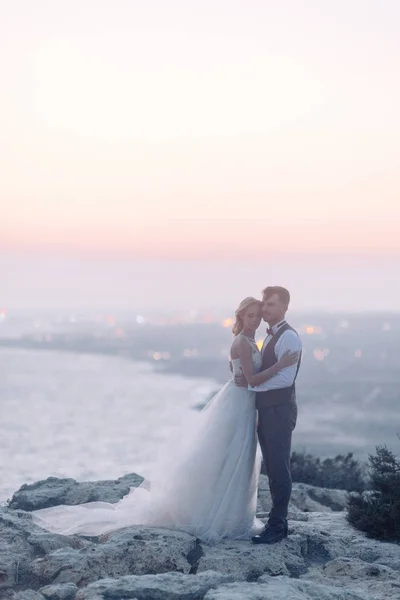 Esküvő Hegyekben Naplementekor Strandon Ciprusi Boldog Pár Gyönyörű Kilátás — Stock Fotó
