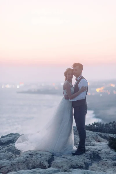 キプロスのビーチ夕日山で結婚 幸せなカップルと美しい景色 — ストック写真
