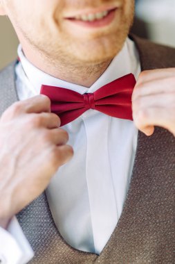 Şık damat düğün, bir kadeh şarap ile. Bir adam üzerinde doğa günbatımı Kıbrıs'ta girer.