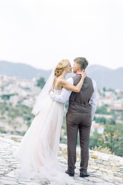 Düğün iki gün batımında Kıbrıs dağlarda. Güzel panoramik manzarası ve mutlu çift.