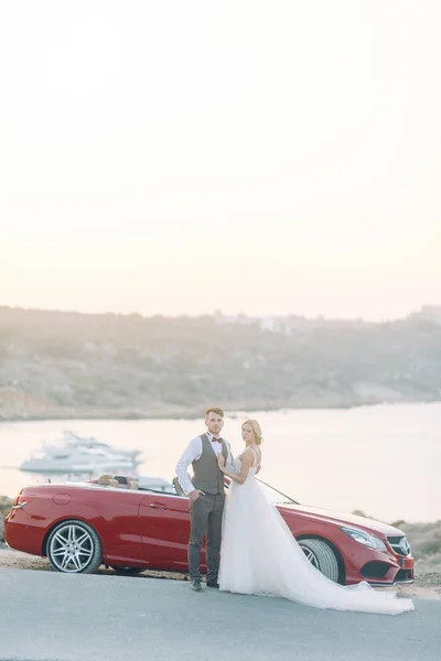 Paret Åker Bil Cypern Vacker Natur Vid Solnedgången — Stockfoto