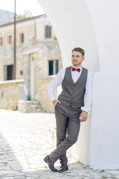 Élégant Marié Mariage Avec Verre Vin Homme Marche Sur Nature — Photo