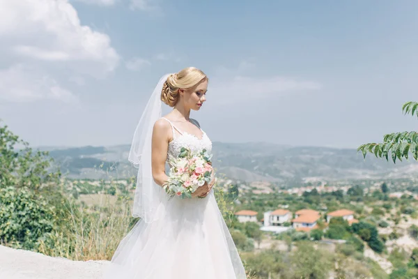 Novia Las Montañas Con Una Hermosa Vista Chipre Vestido Novia —  Fotos de Stock