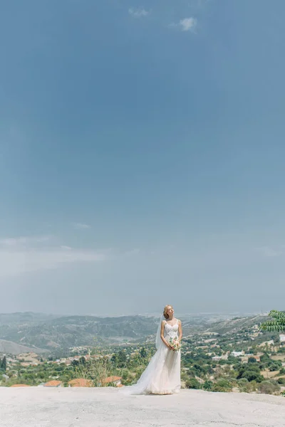 Novia Las Montañas Con Una Hermosa Vista Chipre Vestido Novia — Foto de Stock