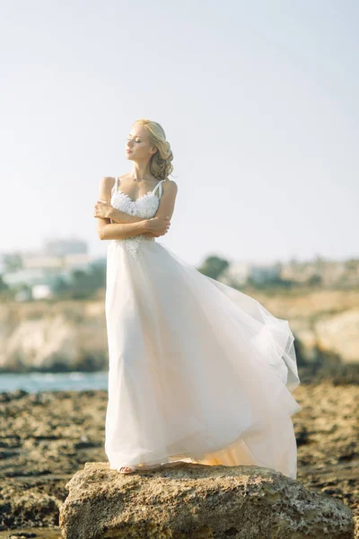 キプロスのビーチで花嫁 美しい少女の夕日の写真撮影 — ストック写真