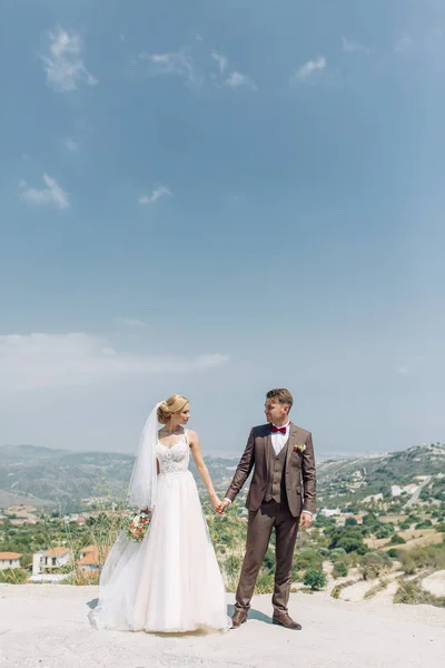 Pareja Bodas Las Montañas Atardecer Chipre Hermosa Vista Panorámica Feliz —  Fotos de Stock