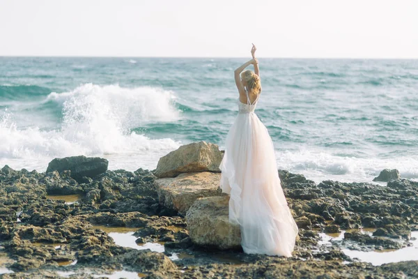 新娘在塞浦路斯的海滩上 一个美丽的女孩的日落照片拍摄 — 图库照片