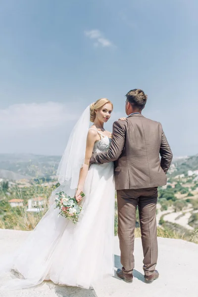 Ζευγάρι Γάμος Στα Βουνά Στο Ηλιοβασίλεμα Στην Κύπρο Πανοραμική Θέα — Φωτογραφία Αρχείου