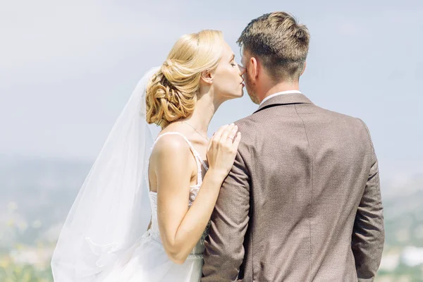 Pareja Bodas Las Montañas Atardecer Chipre Hermosa Vista Panorámica Feliz — Foto de Stock