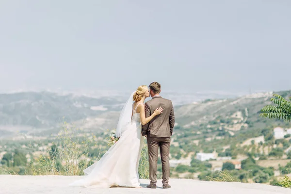 Pareja Bodas Las Montañas Atardecer Chipre Hermosa Vista Panorámica Feliz —  Fotos de Stock