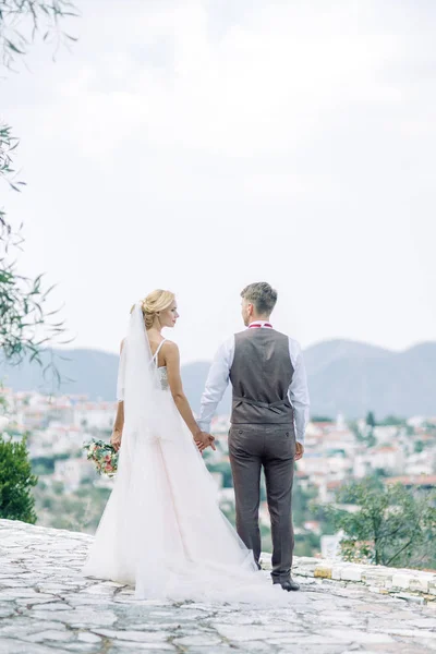 Bröllopsparet Bergen Vid Solnedgången Cypern Vacker Utsikt Och Det Lyckliga — Stockfoto