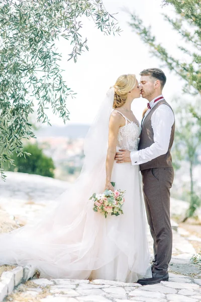 Pareja Bodas Las Montañas Atardecer Chipre Hermosa Vista Panorámica Feliz —  Fotos de Stock