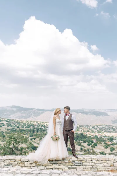 Wedding Couple Mountains Sunset Cyprus Beautiful Panoramic View Happy Couple — Stock fotografie