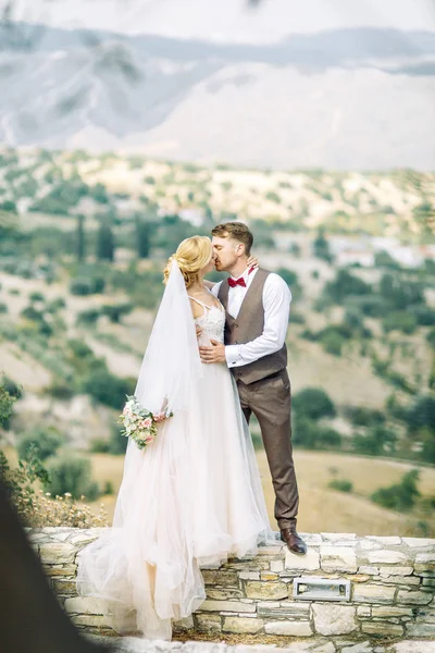 キプロスの夕日で山での結婚式 美しいパノラマの景色と幸せなカップル — ストック写真