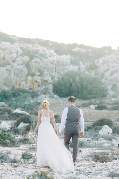 Wedding Couple Mountains Sunset Cyprus Beautiful Panoramic View Happy Couple — Stock fotografie