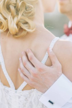 Düğün iki gün batımında Kıbrıs dağlarda. Güzel panoramik manzarası ve mutlu çift.