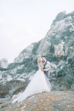 Düğün iki gün batımında Kıbrıs dağlarda. Güzel panoramik manzarası ve mutlu çift.