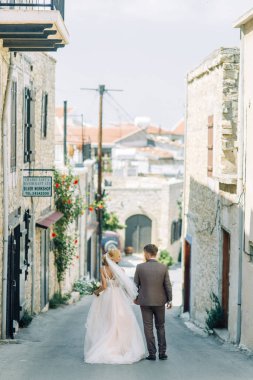 Düğün Kıbrıs şehir sokaklarında. Güzel iki yürüyor ve gülüyor, şehir'in mimaride.