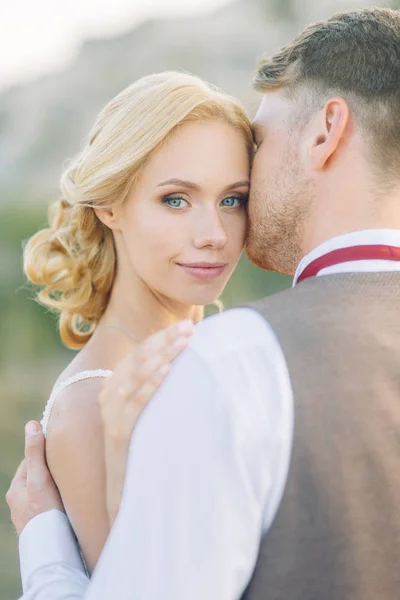 Casamento Casal Nas Montanhas Pôr Sol Chipre Bela Vista Panorâmica — Fotografia de Stock