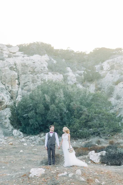 キプロスの夕日で山での結婚式 美しいパノラマの景色と幸せなカップル — ストック写真