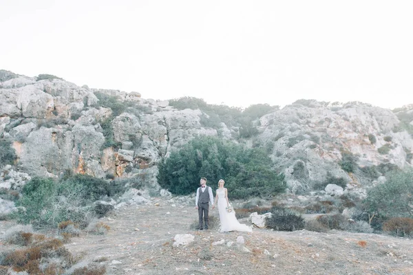 キプロスの夕日で山での結婚式 美しいパノラマの景色と幸せなカップル — ストック写真