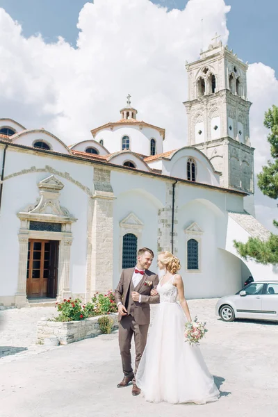 Hochzeit Auf Den Straßen Zyperns Schönes Paar Das Spazieren Geht — Stockfoto