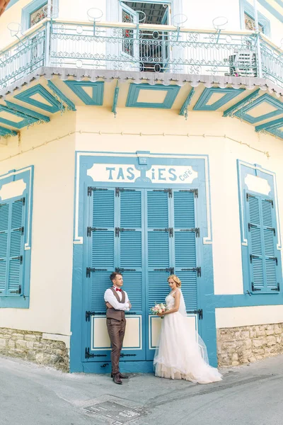 Hochzeit Auf Den Straßen Zyperns Schönes Paar Das Spazieren Geht — Stockfoto