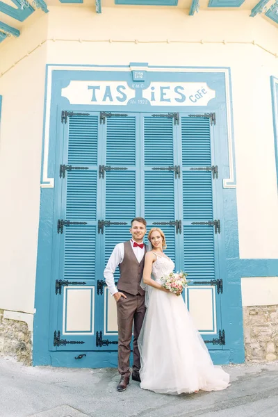 Hochzeit Auf Den Straßen Zyperns Schönes Paar Das Spazieren Geht — Stockfoto