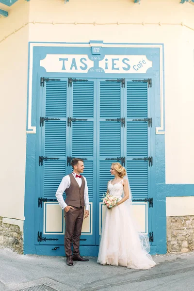 Hochzeit Auf Den Straßen Zyperns Schönes Paar Das Spazieren Geht — Stockfoto