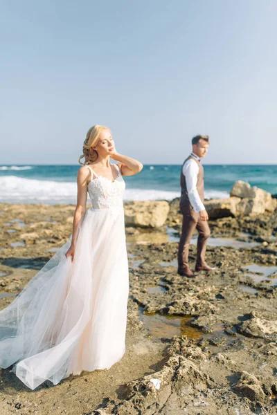 Wedding Fotoshoot Het Strand Paar Bij Zonsondergang Wandelingen Hugs Lacht — Stockfoto